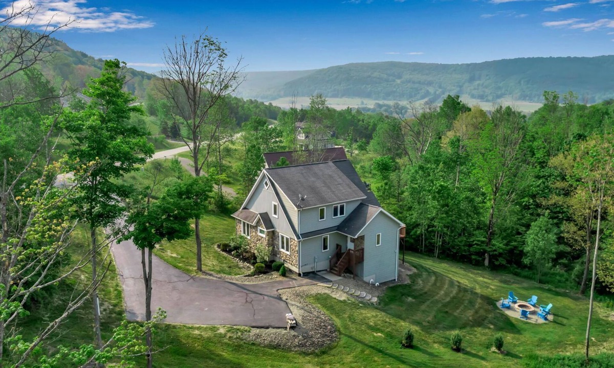 Great Valley House | Luxury Chalet Fire Pit Game Room Sleeps 14 ~ Virtual Tour Included!