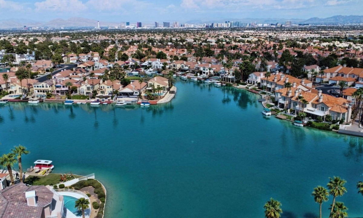 Spring Valley House | LUXURY ESTATE 4600 SQ FT, 6 Cal King Beds, Big Pool/Spa, Close2Strip, Summerlin!