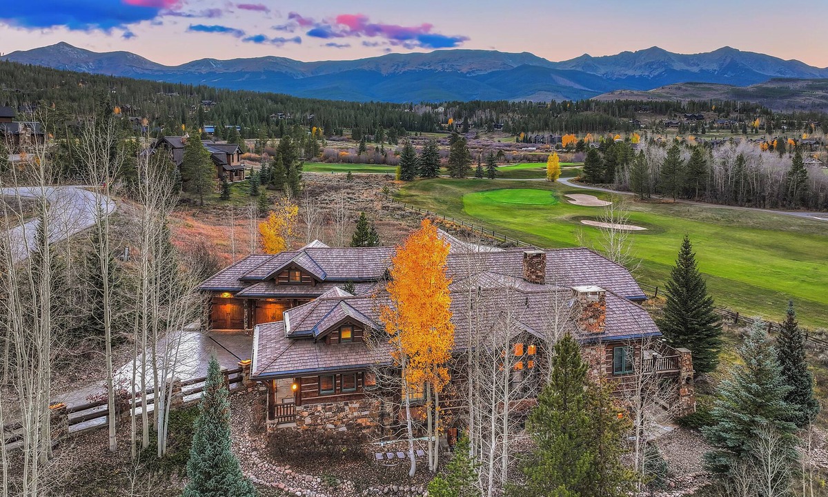 The Highlands House | Luxury Home, Massive Views, Pool Table, Hot Tub, Nordic Skiing and Golf