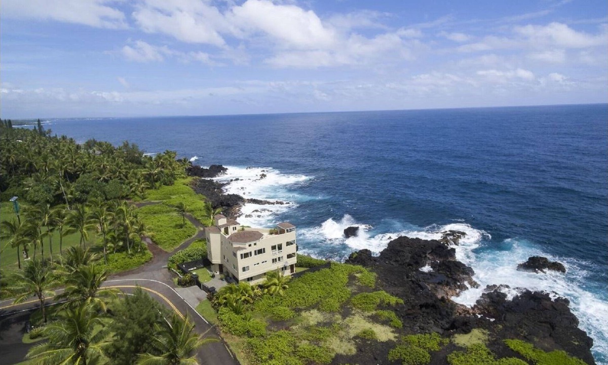 Kapoho House | Luxury oceanfront property with crashing waves and coastline views for miles