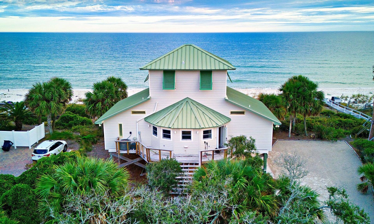 Plantation House | Mariner's Compass - 3 BR Beachfront Beauty with community pool located in The Plantation