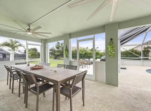 Wellington House | Massive 6 bedroom with Pool