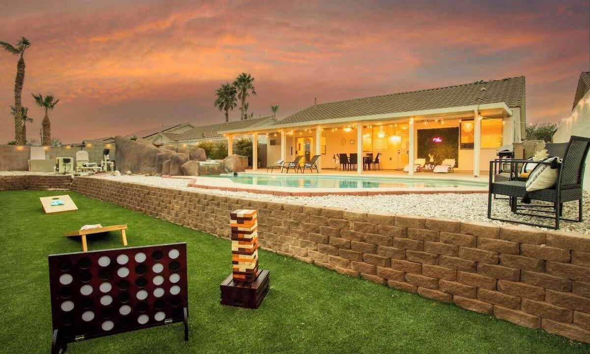 Townsite House | Modern Boho Retreat Strip View, Pool, Games 4br/3b