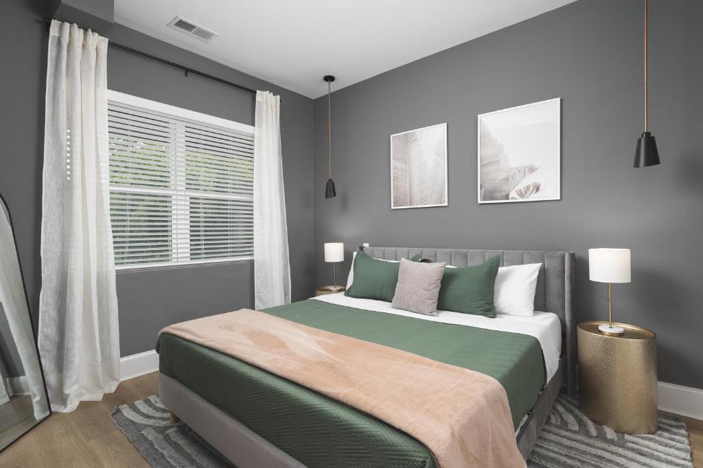 Cleveland Park Apartment | Modern Spacious Condo with Parking by Downtown Broadway