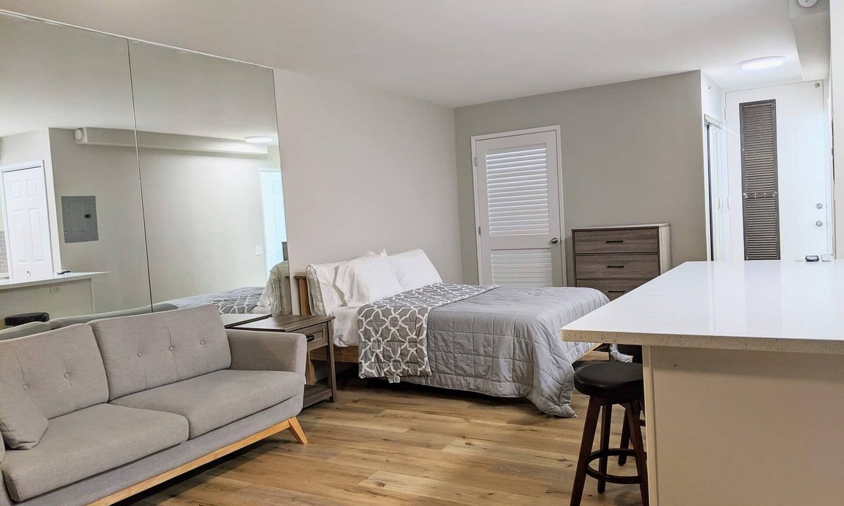 Makiki Apartment | Modern Studio - Comforts at Camelot