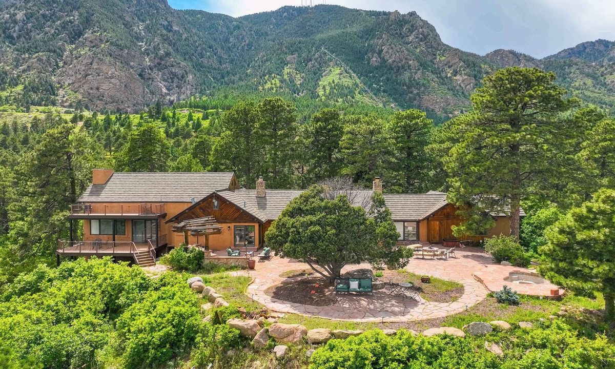 Southwest Colorado Springs House | Neal Ranch! Massive Secluded Lodge w/360 Views