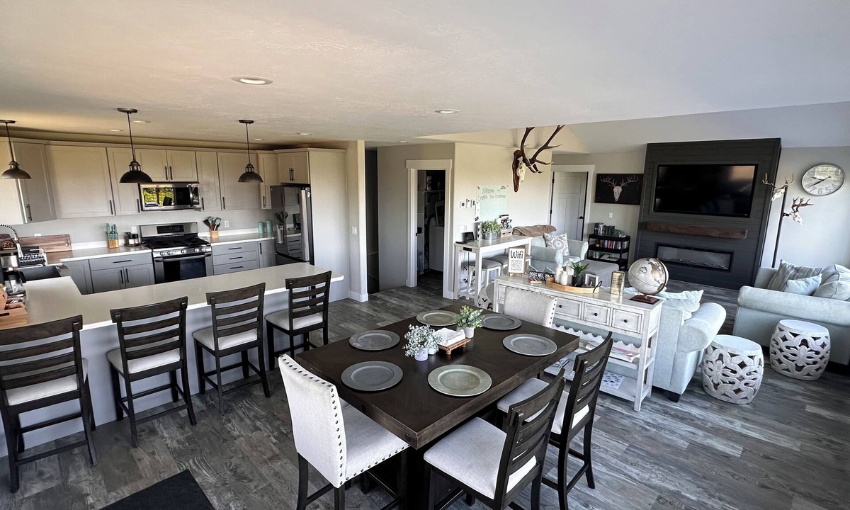 Diamond Ridge House | New home with views of Cook Inlet and towering glaciated volcanoes