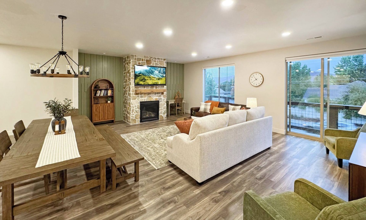 Midway Condo | New Midway Condo on Main St - Mountain views & luxury bedding, e-bikes for rent