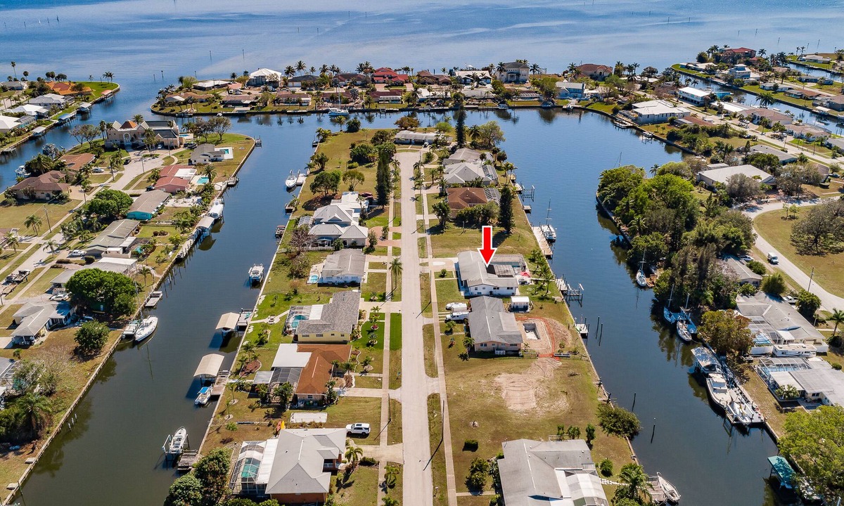 Edgewater House | NEW MODERN 4/3 WATERFRONT HEATED POOL GULF ACCESS FLORIDA HOME