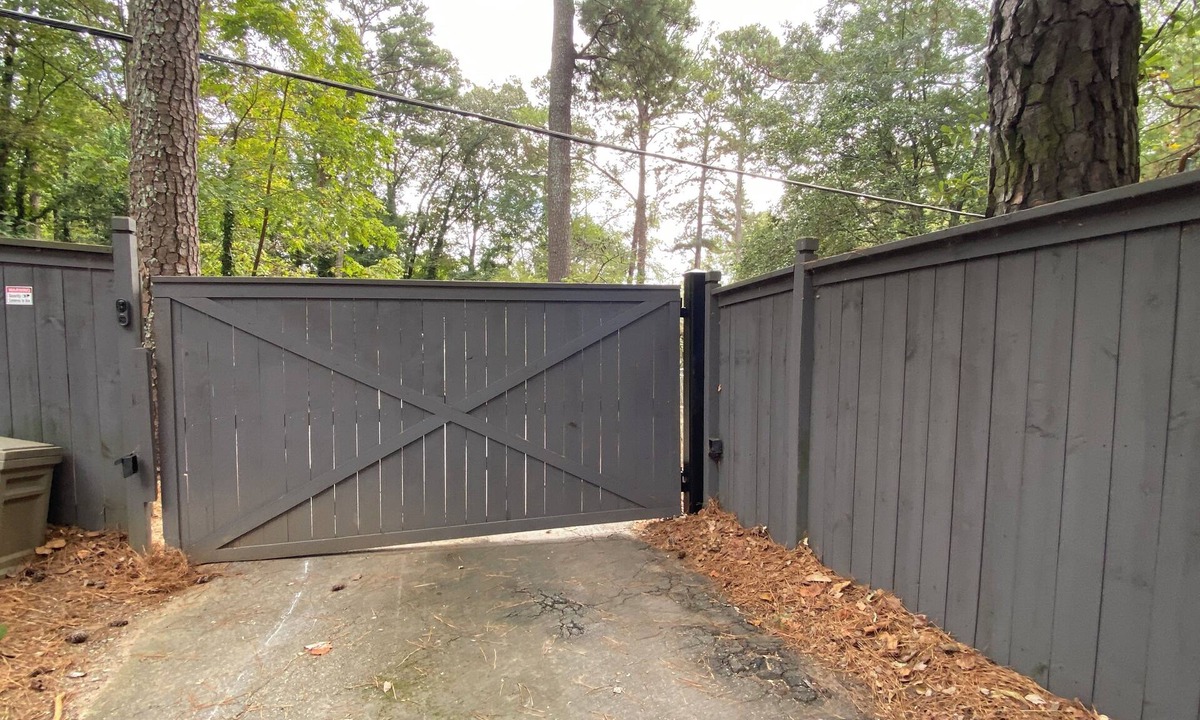 Vinings Cove House | NEW! Your own compound! 3bd 3bath Bungalow private gate/2 acre, pets encouraged!