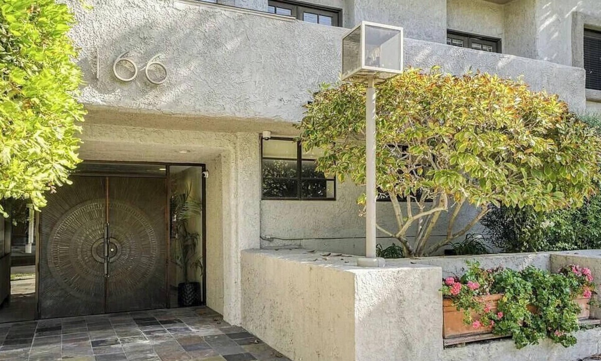 La Brea Apartment | Newly Furnished 2BR - Walk to the Grove!