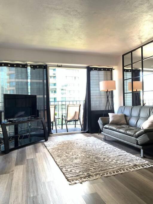 McCully - Moiliili Apartment | NEWLY Remodeled 2 BDRM Queen