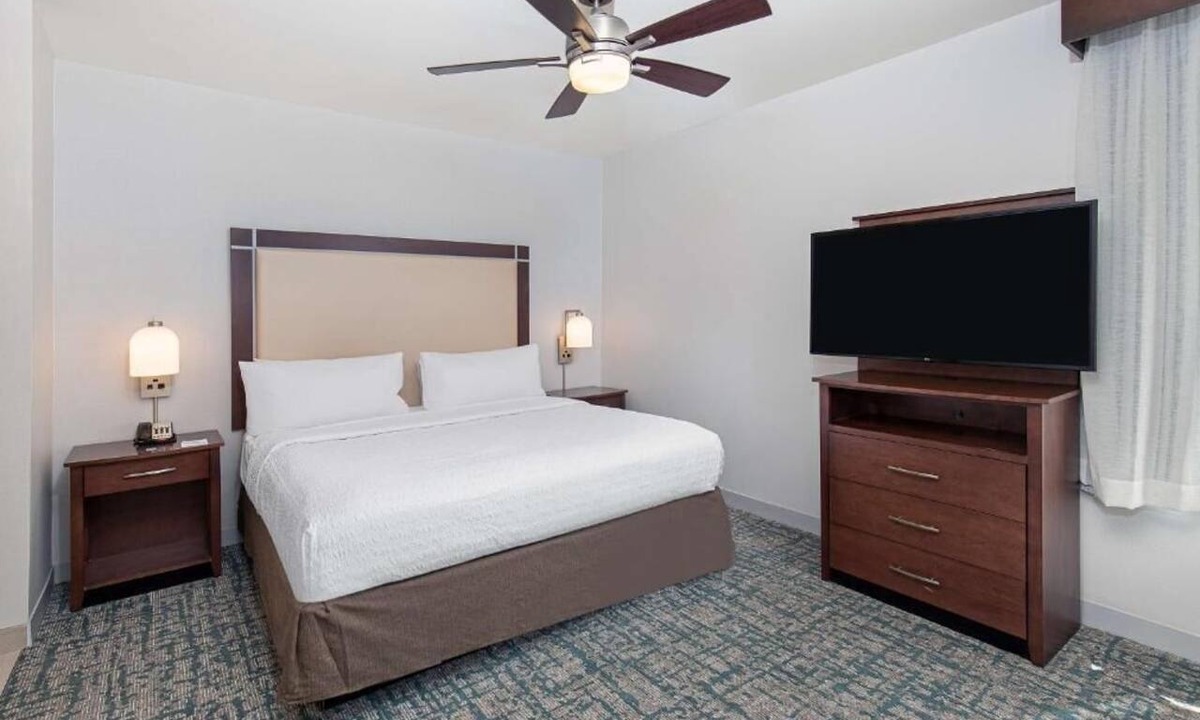 Sandy Springs Hotel | North Atlanta Getaway: Indoor Pool, Fitness Center & Parking + Breakfast