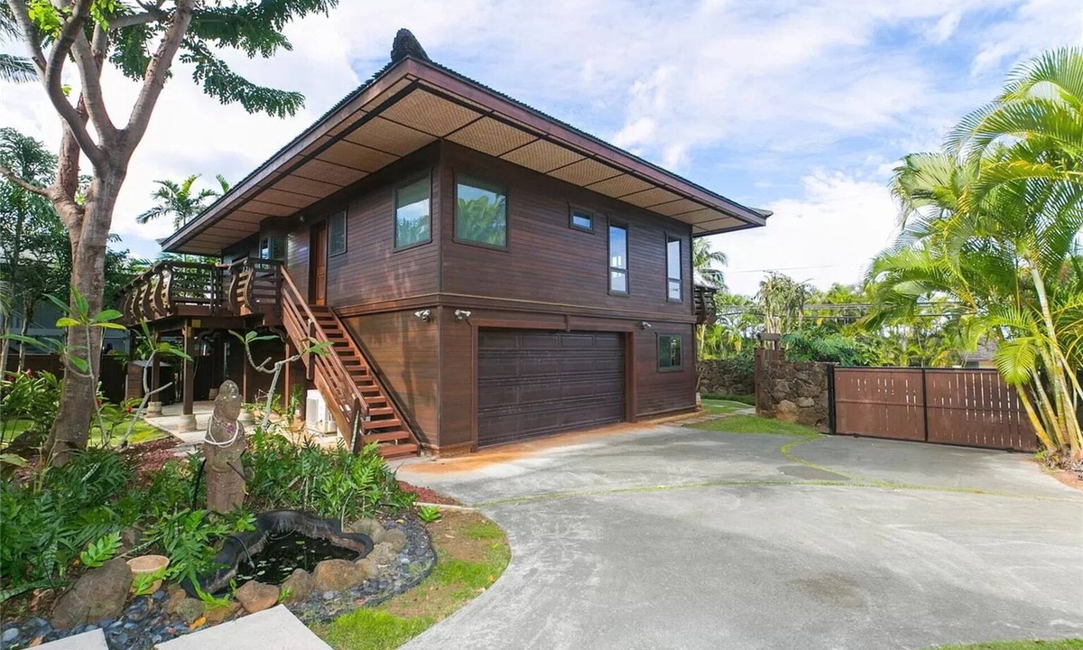 Haleiwa House | North Shore Oasis, Hot Tub, across street from beach. Inquire for dates/prices.