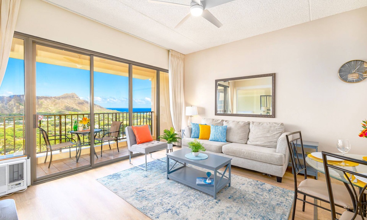 Western Honolulu Condo | Ocean View Oasis with Free Parking: A Waikiki Gem!