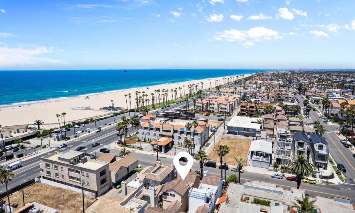 Huntington Beach House | Ocean Views, Steps to Main Street & Beach, 3 Ensuite Bath!