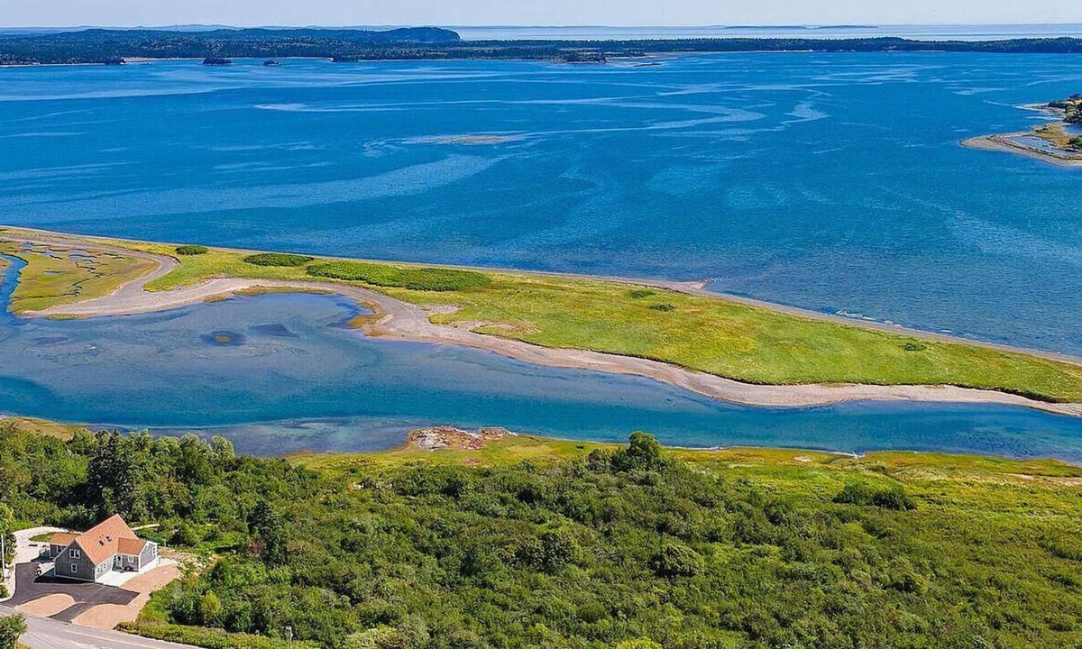 Lubec House | OCEANFRONT LOT ON 13 ACRES, 4-bedroom house with WiFi near Lubec lighthouse