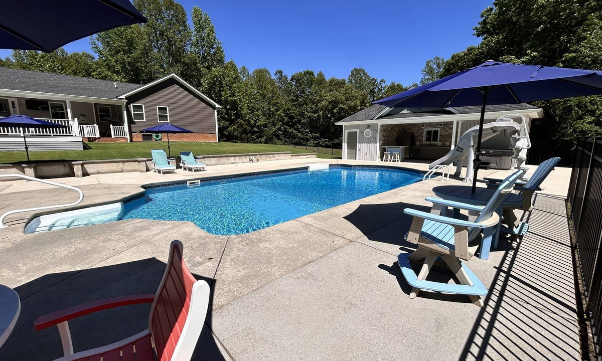 New Kent House | Olivet Oasis - saltwater pool, hot tub, pond, walking trails, game room