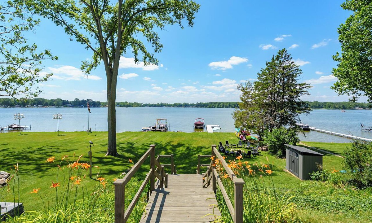 Scotts House | Paddle & Play on Long Lake - Lakefront Retreat
