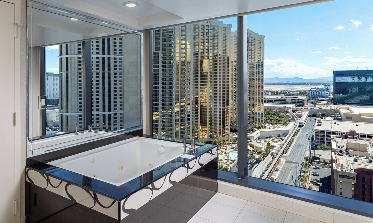 Las Vegas Resort | Panoramic Jacuzzi Suite - Center Strip - Projection Screen TV - Sleeps 14