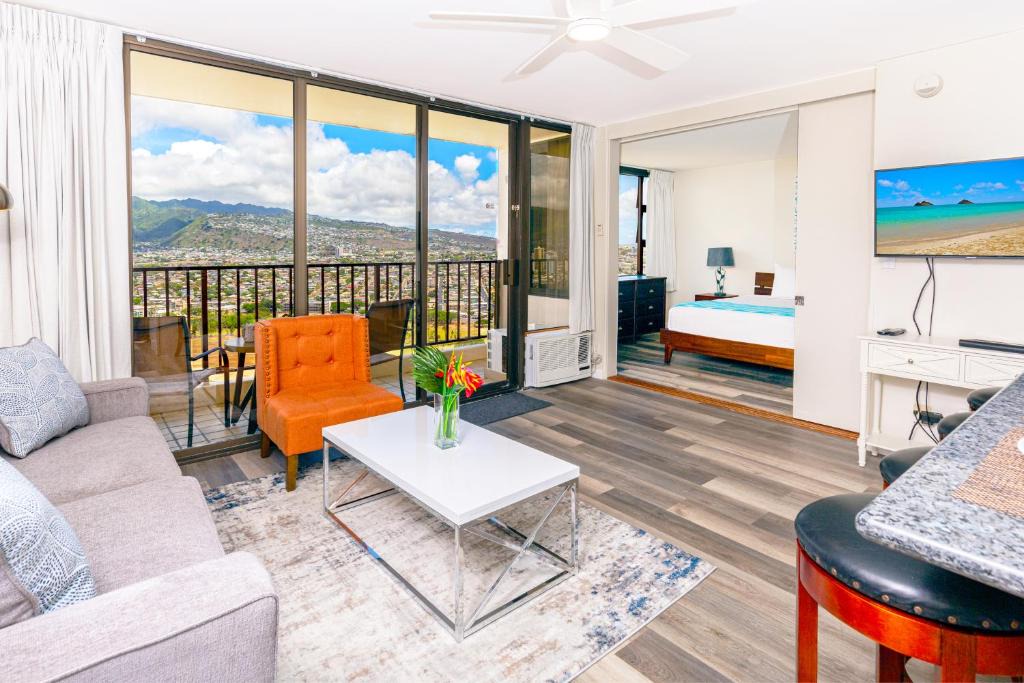 Waikiki Apartment | Panoramic Mountain View Condo with Free Parking!
