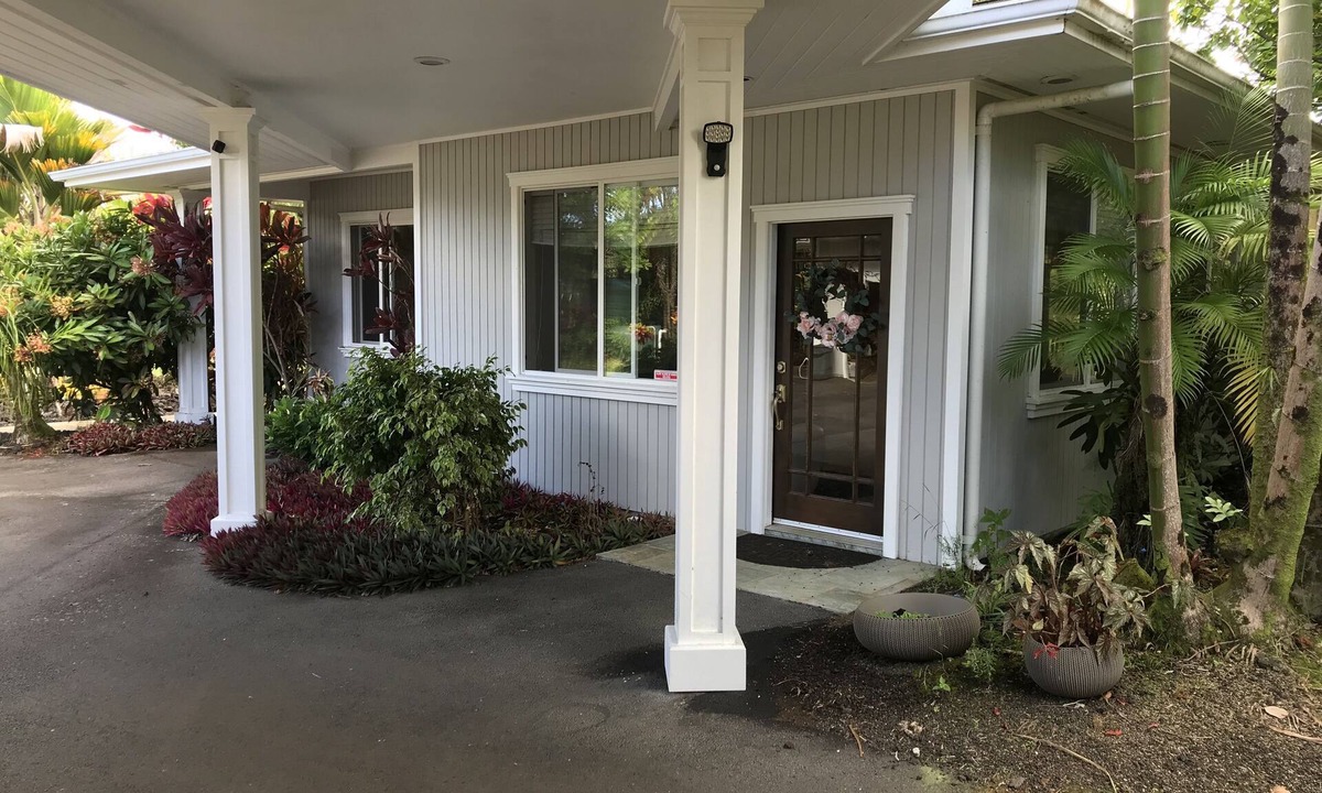 Honomu Cottage | Paradise on park like estate with beautiful ocean and mountain view