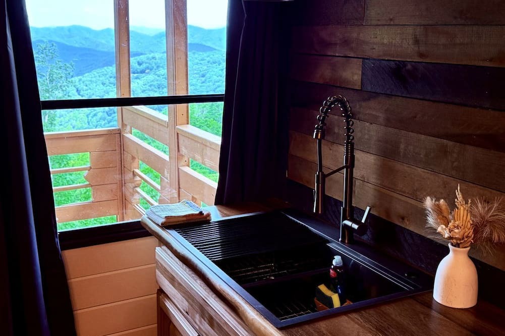 Laurel Ridge Cabin | Peaceful Mountain Cabin with Long-Range Views near Black Mountain, North Carolina