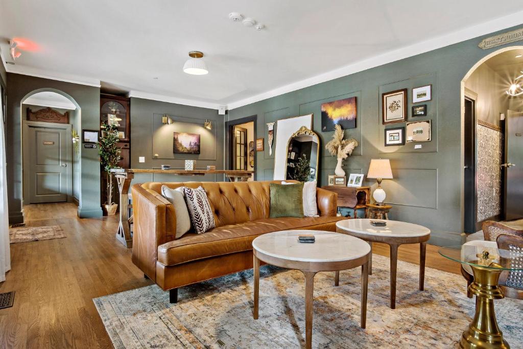 Black Mountain Hotel | Peri Social House