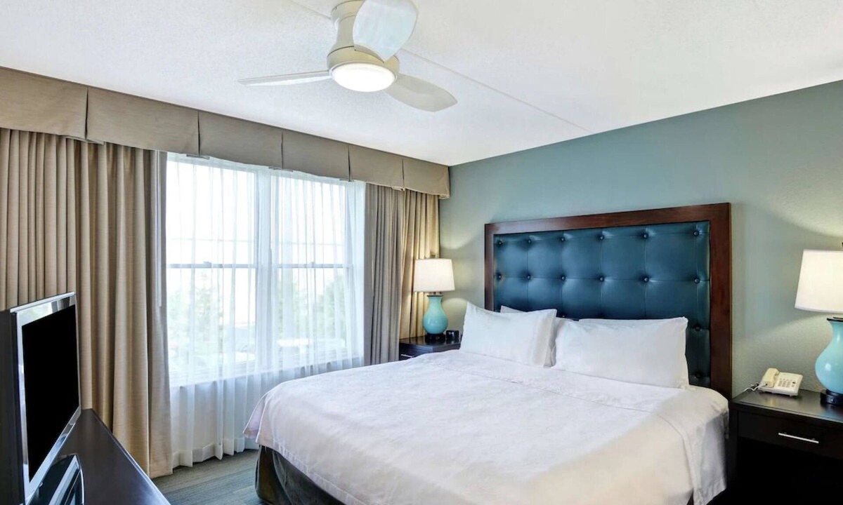 Lexington Hotel | Pet-Friendly Accommodation | Free Parking & Breakfast | 0.8 Mi from Fayette Mall