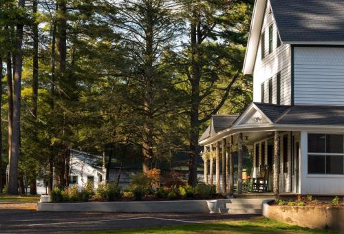 Sparrow Bush Bed & Breakfast | Pine Brook Manor