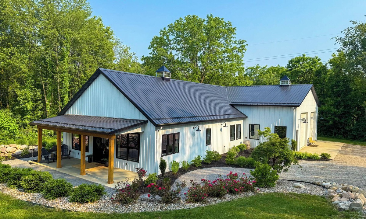 Cassopolis House | Private Barndo- Sleeps 18, Hot Tub, Sports Barn, 30 Min to Notre Dame
