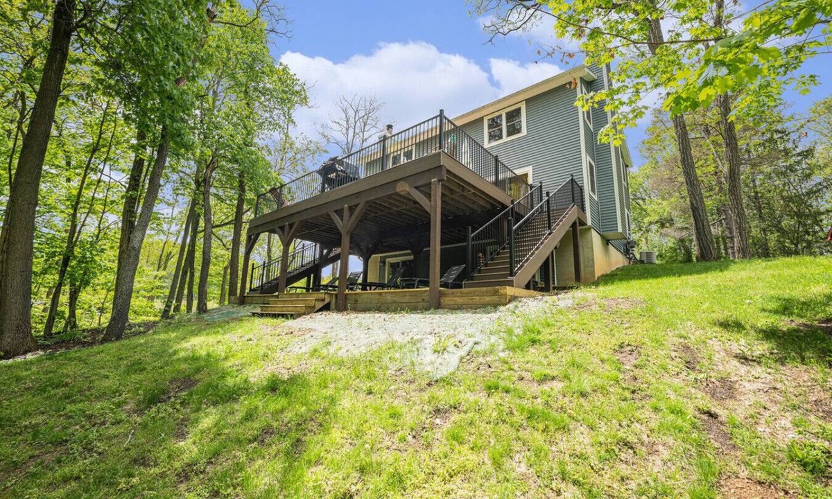 South Gull Lake Apartment | Private King Room on Gull Lake