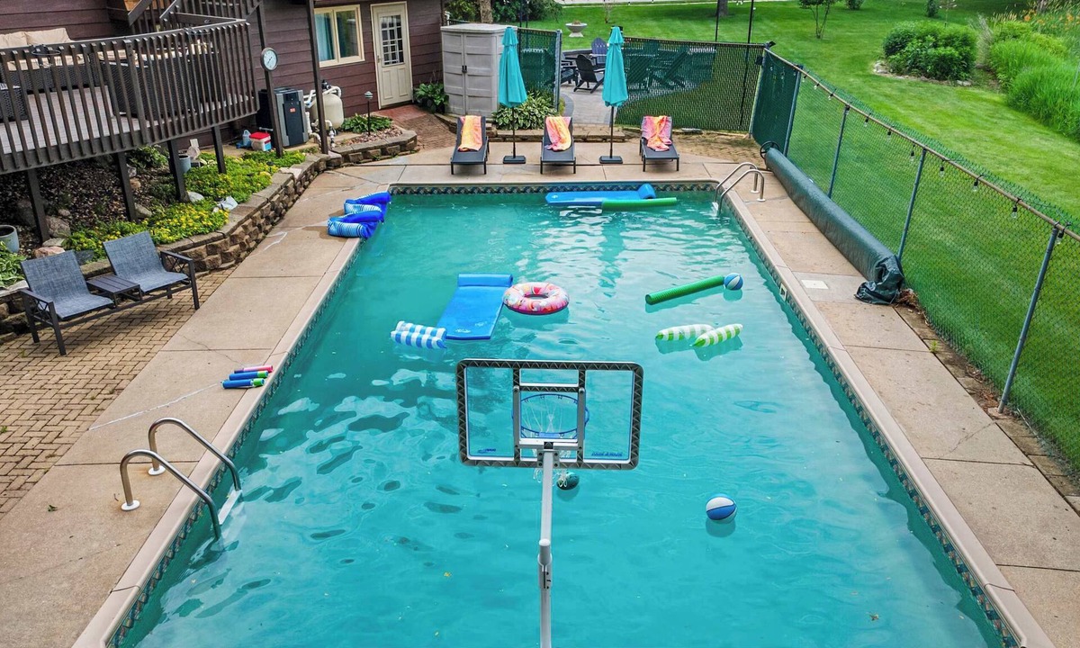 Sun Prairie House | Private Pool - Hot Tub - Game Room - 20 min DT