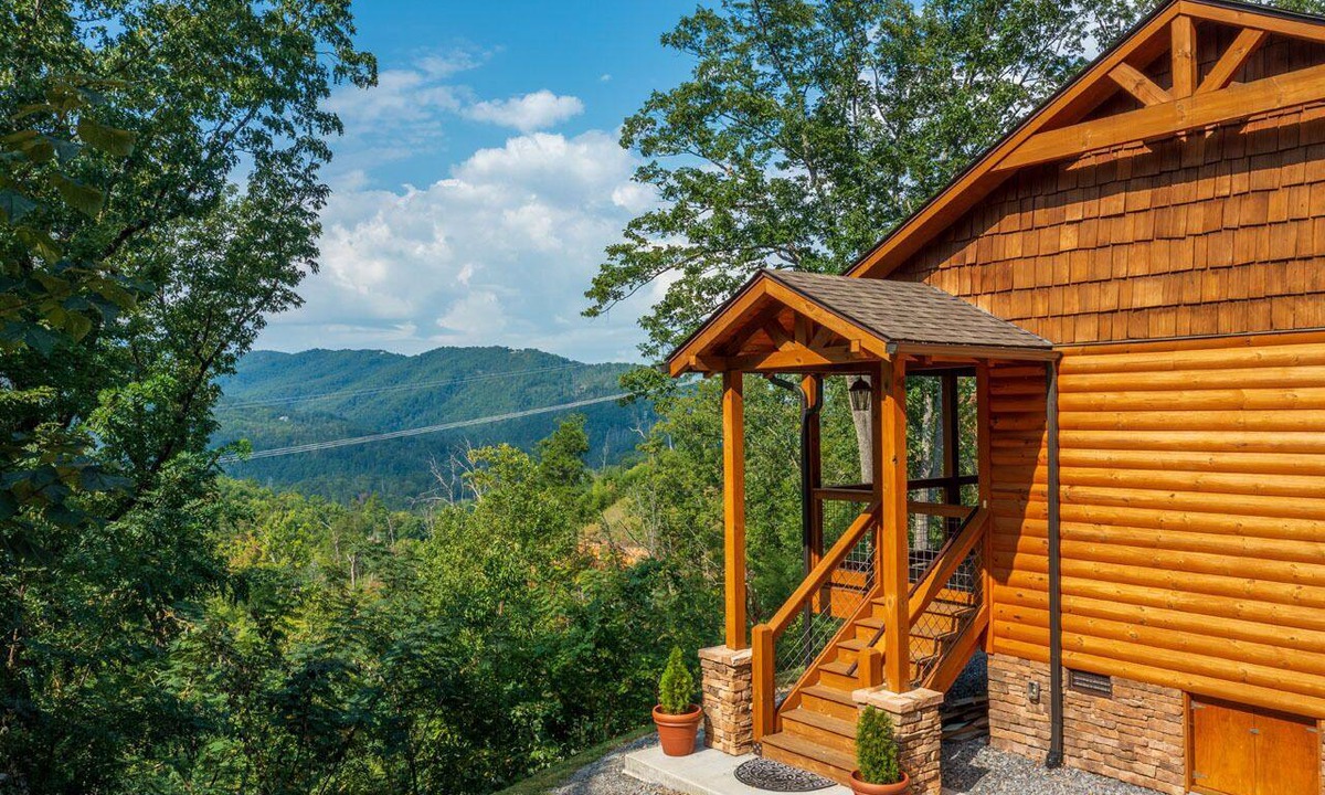 Gatlinburg Cabin | Private retreat/King beds/Fire Pit/Hot tub/10 Min to Gatlinburg+Pigeon Forge