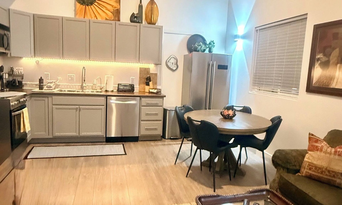 Draper House | Quiet secluded neighborhood quick freeway access canyons shopping entertainment