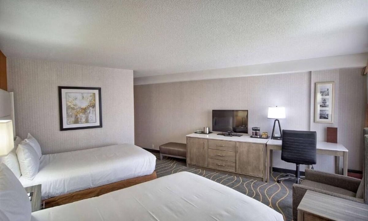 South Portland Hotel | Relax Near Old Port Portland l w/Heated Indoor Pool & Free Parking