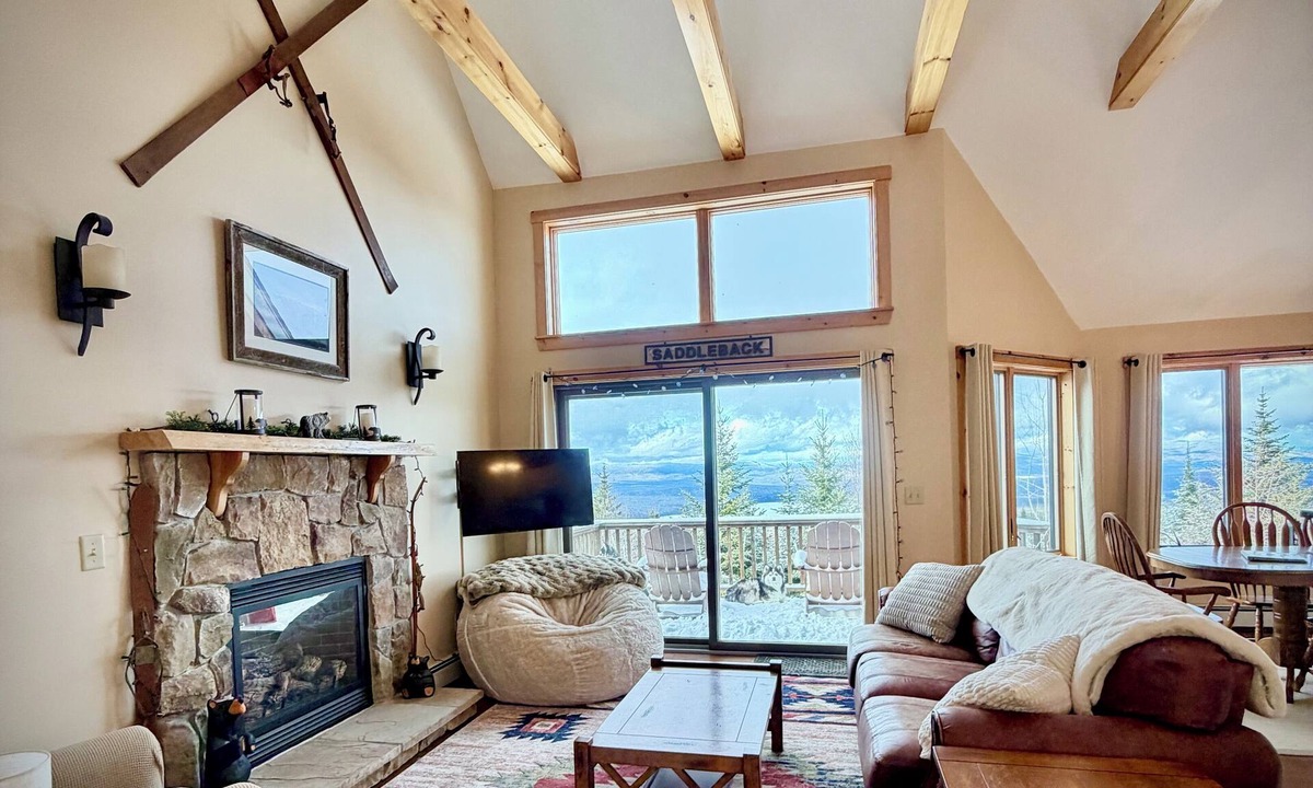 Rangeley Condo | Relaxing Ski-in/Ski-out Mountainside Getaway