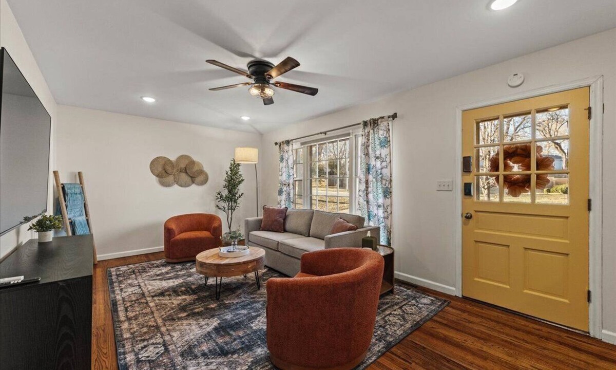 Mission House | Remodeled 4BR/2.5BA | Central KC Location
