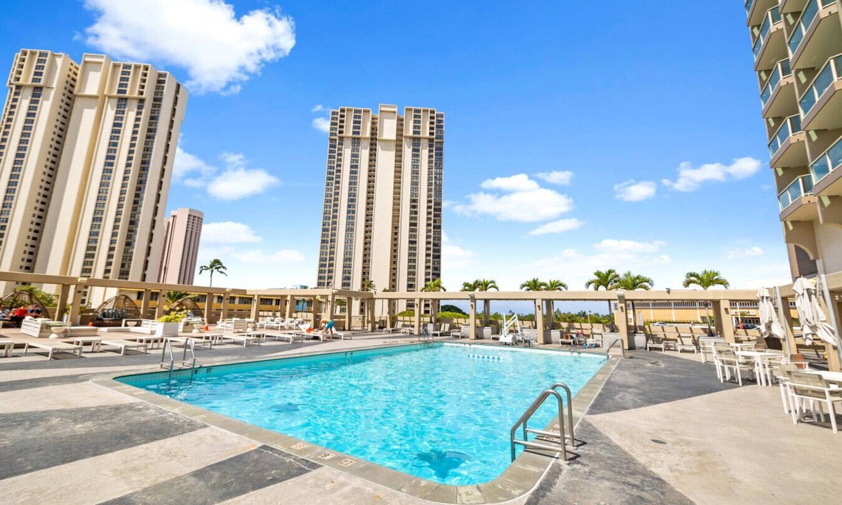 Ala Moana Apartment | Remodeled Ala Moana Studio | Pool + Ocean Views