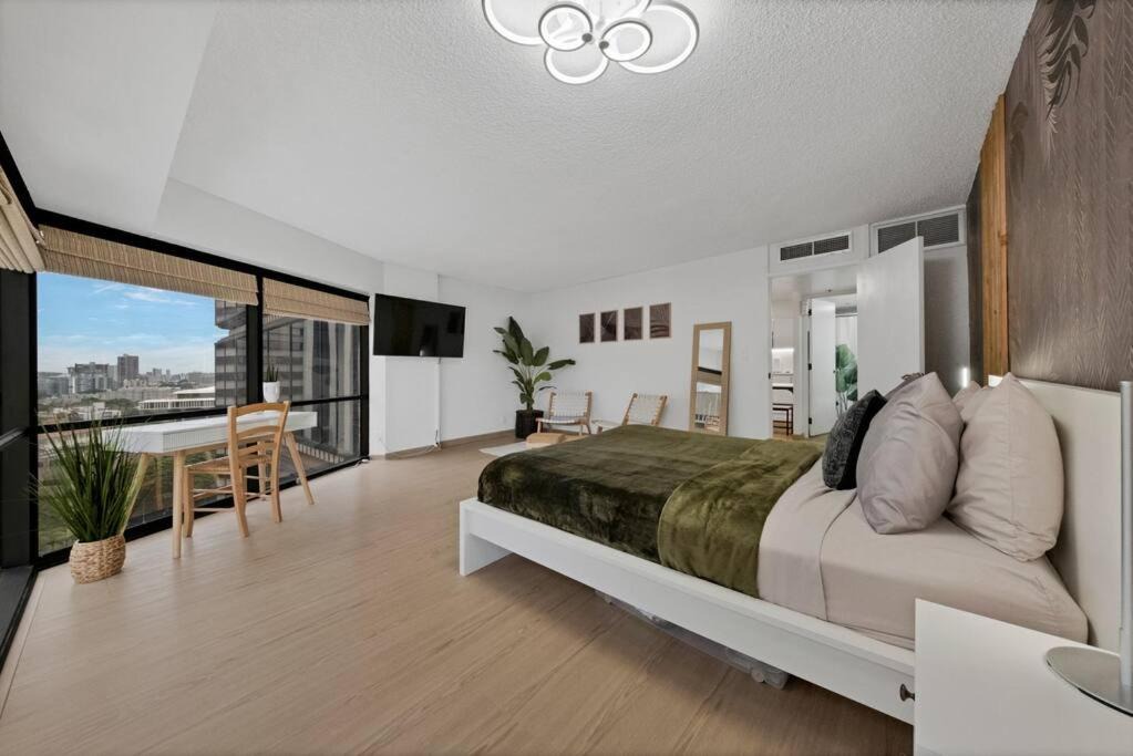 Downtown Honolulu Apartment | Renovated & Modern! Parking+WifI+Pool!