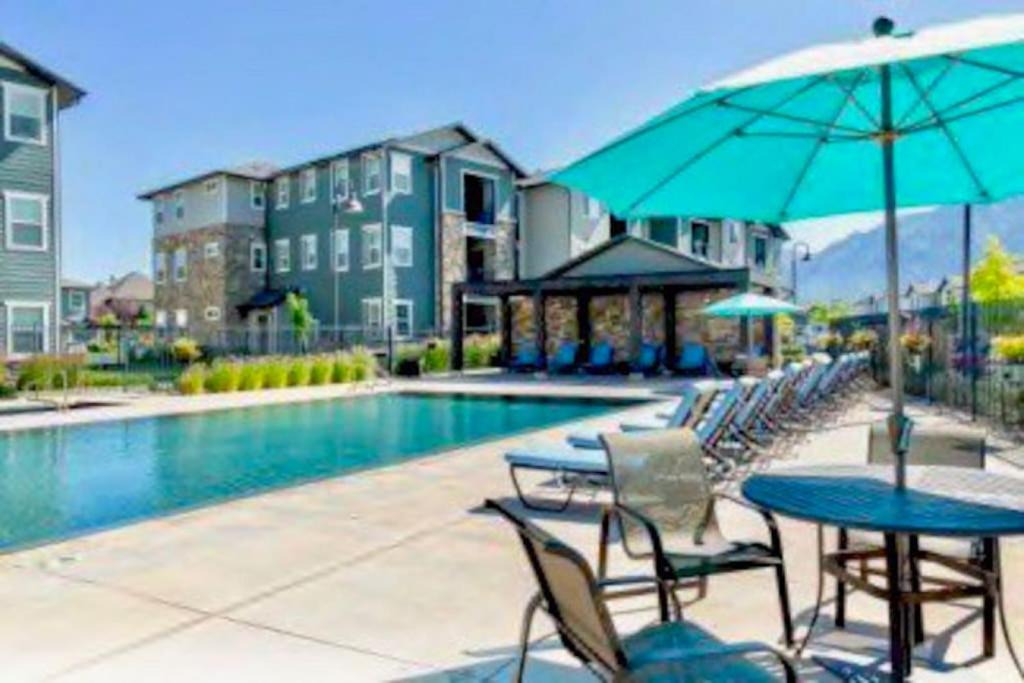 Draper House | Resort Like Amenities King bd 2 Qn bds Fast WiFi Slps7