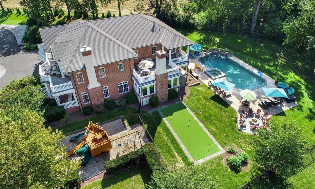Mount Joy House | Resort Pickleball Pool Hot Tub Theater Arcade Golf