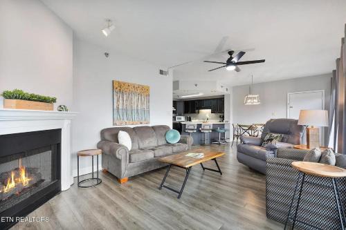 Pigeon Forge House | River Place Condos #611 3BD
