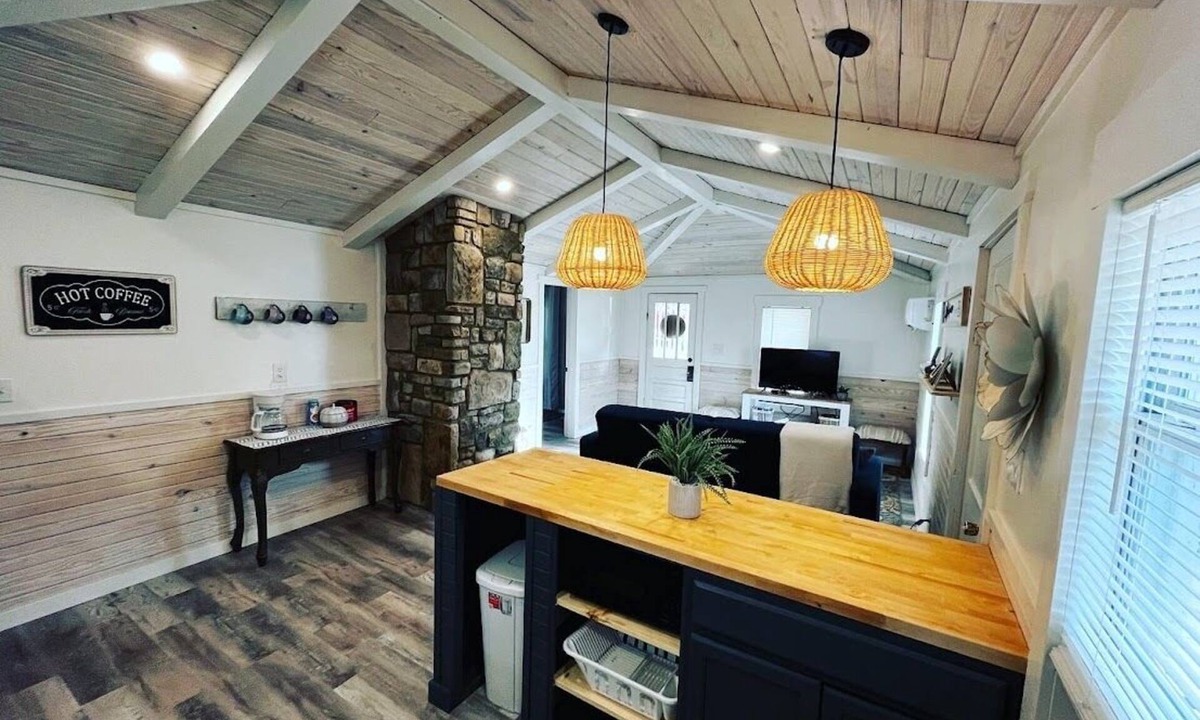 Mammoth Spring House | River Rock Cabin - Near Spring River and Main St