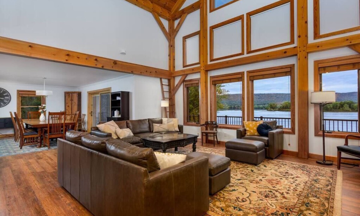 Dauphin House | Riverview Lodge Summa