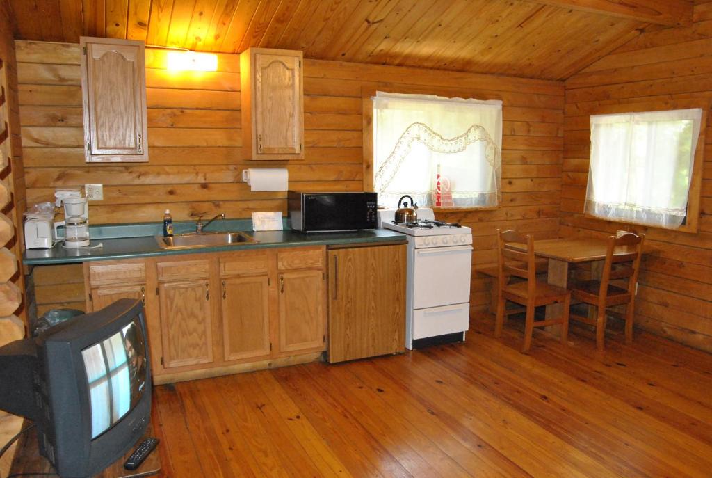 Lenhartsville Other | Robin Hill Camping Resort One-Bedroom Cottage 8