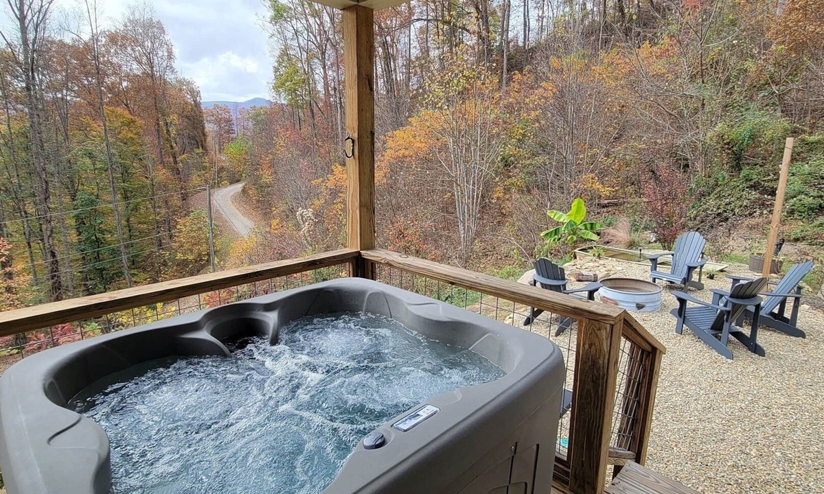 Whittier Cabin | Romantic Getaway! Hot Tub & Mountain Views, King Bed