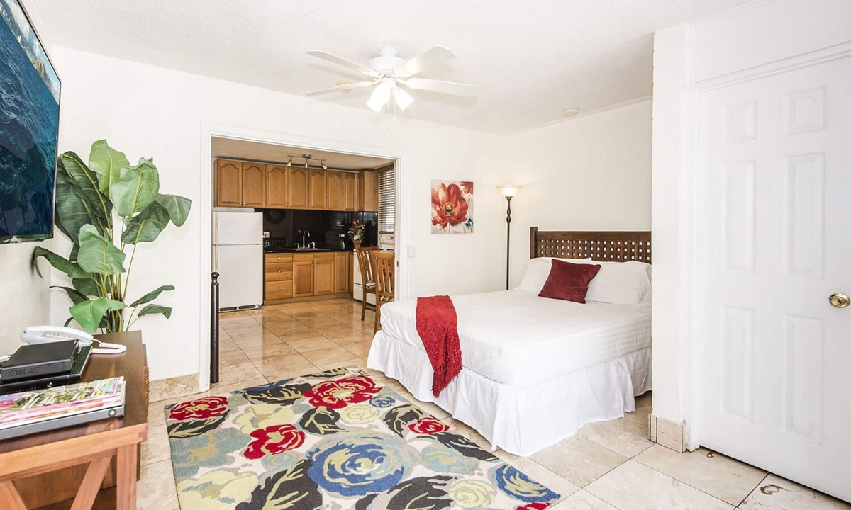 Waikiki Condo | Royal Moana Condo Steps to Waikiki Beach w/Parking & Full Kitchen-Bbq Grill