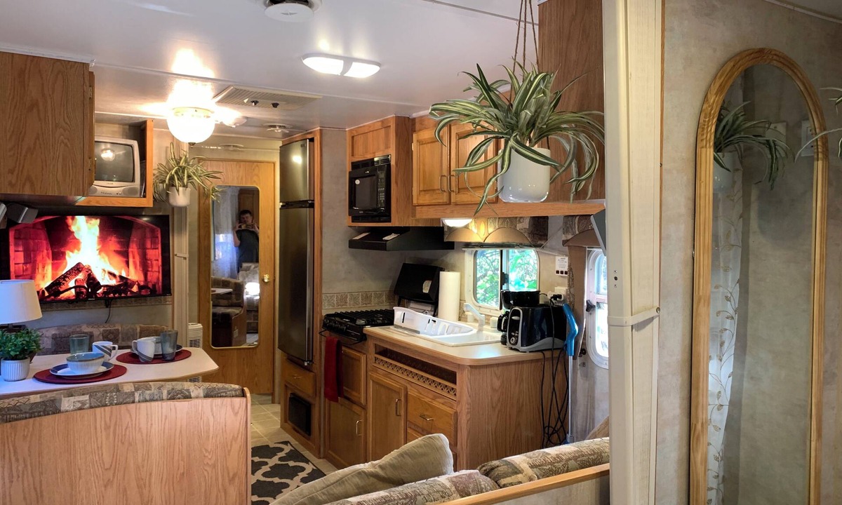 Little Ranches House | RV Efficiency w/pool access -quiet, clean, cable/wifi, utilities included-