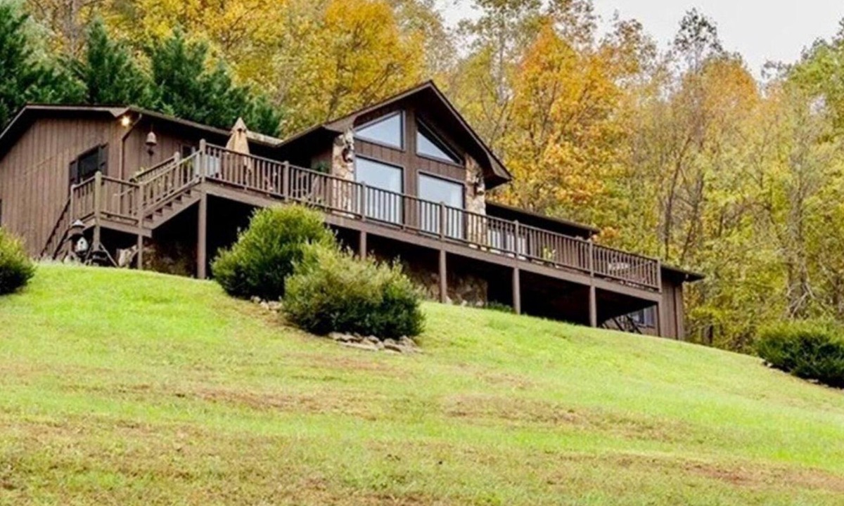 Moravian Falls Cabin | Secluded Mountain Top Cabin | Fire Pit | Fall Colors | Prayer Mountain | Ping Pong | Hiking